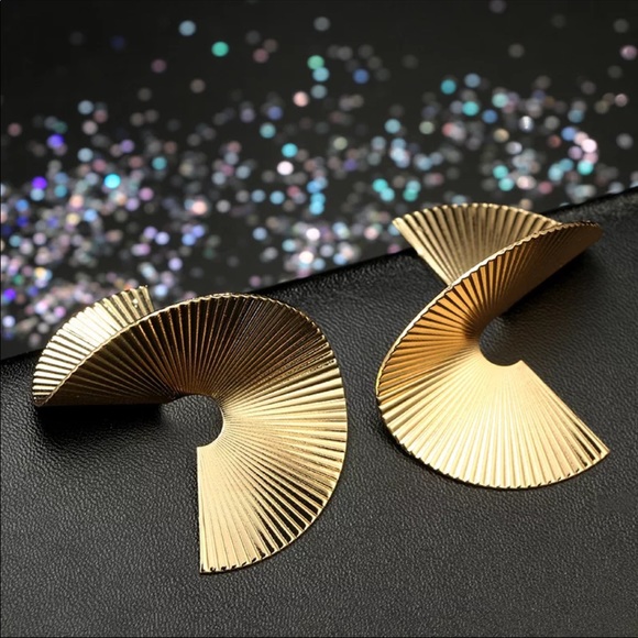 Minimal Earring NWT - Picture 3 of 4